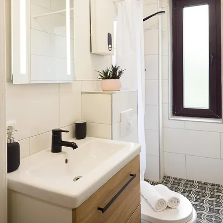 Immostay #7 -helle Mit Grossem Garten -4 Zimmer, Wifi & Free Parking *