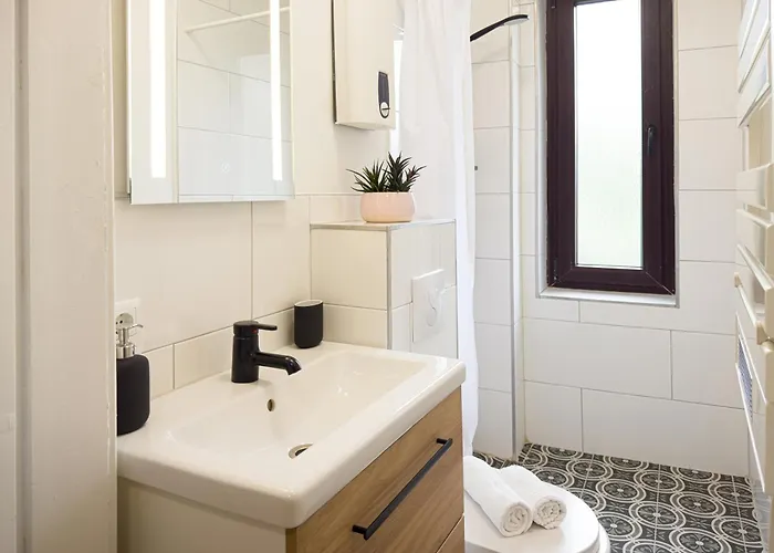 Immostay #7 -helle Mit Grossem Garten -4 Zimmer, Wifi & Free Parking *